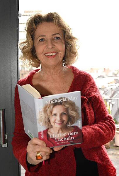 Michaela May mit ihrem Buch "Hinter dem Lächeln". Michaela May mit ihrem Buch "Hinter dem Lächeln".