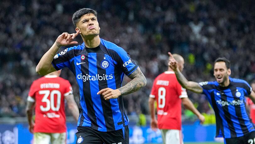 Inter-Profi Joaquin Correa jubelt nach seinem Tor zum 3:1.