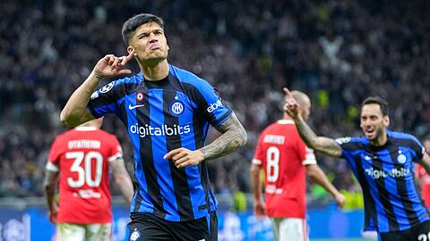 Inter-Profi Joaquin Correa jubelt nach seinem Tor zum 3:1.