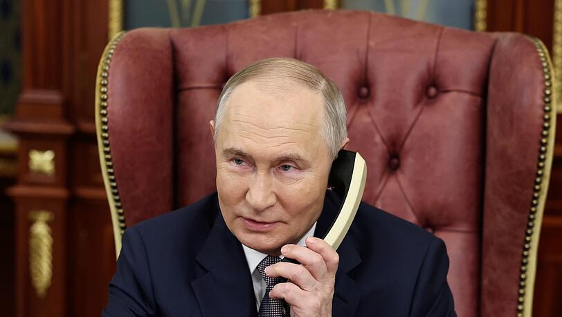 Kremlchef Putin telefoniert noch gern mit einem Schnurtelefon, für Russen mit Smartphone soll es aber neue Services unter staatlicher Aufsicht geben. (Archivbild)