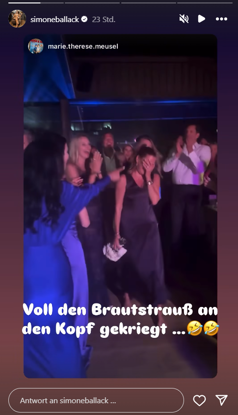 Simone Ballack hält sich die Hand vor das Gesicht. Kurz zuvor wurde sie vom Brautstrauß getroffen. Simone Ballack hält sich die Hand vor das Gesicht. Kurz zuvor wurde sie vom Brautstrauß getroffen.