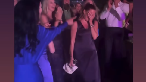 Simone Ballack hält sich die Hand vor das Gesicht. Kurz zuvor wurde sie vom Brautstrauß getroffen. Simone Ballack hält sich die Hand vor das Gesicht. Kurz zuvor wurde sie vom Brautstrauß getroffen.