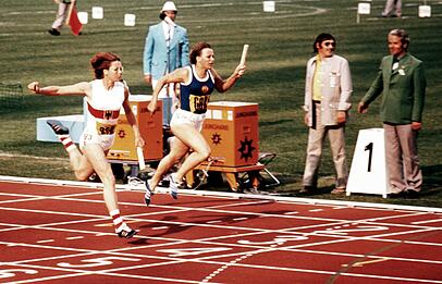 Siegerin im deutsch-deutschen Duell: Schlussläuferin Heide Ecker-Rosendahl (l.) setzt sich gegen Renate Stecher (DDR) durch. Siegerin im deutsch-deutschen Duell: Schlussläuferin Heide Ecker-Rosendahl (l.) setzt sich gegen Renate Stecher (DDR) durch.