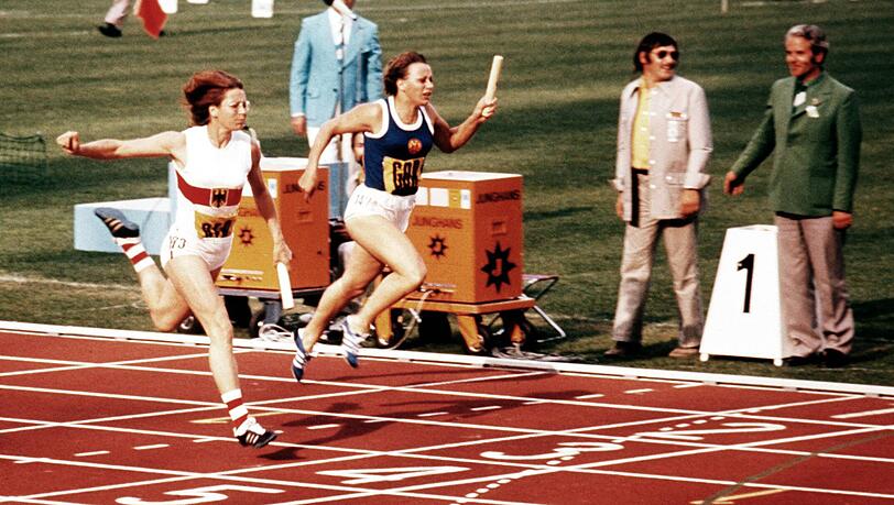 Siegerin im deutsch-deutschen Duell: Schlussläuferin Heide Ecker-Rosendahl (l.) setzt sich gegen Renate Stecher (DDR) durch. Siegerin im deutsch-deutschen Duell: Schlussläuferin Heide Ecker-Rosendahl (l.) setzt sich gegen Renate Stecher (DDR) durch.