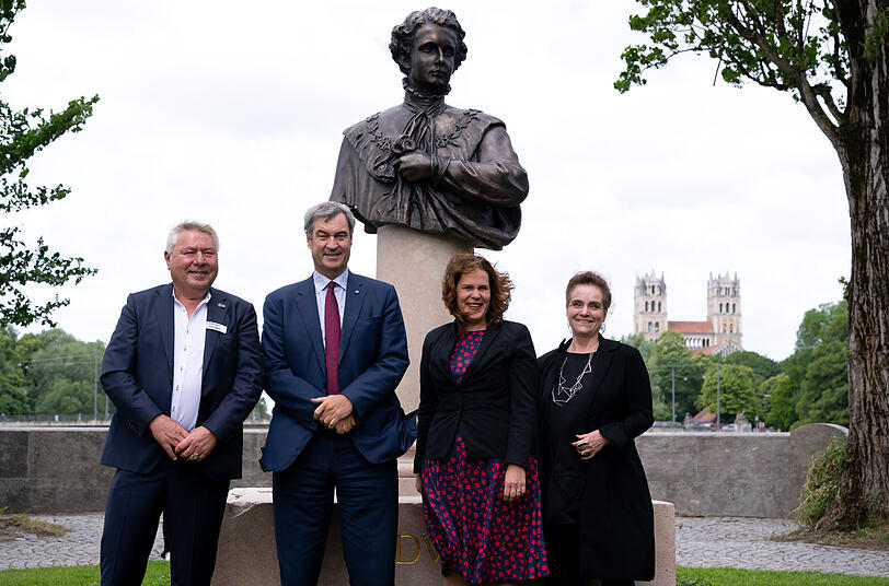 Dietmar Holzapfel (l.), Denkmal-Initiator und Wirt der "Deutschen Eiche", Markus Söder (CSU), Ministerpräsident von Bayern, Verena Dietl (SPD), dritte Bürgermeisterin der Stadt München, und Jeanne-Marie Ehbauer, Baurefertin der Stadt München, nehmen an der Corneliusbrücke an der Enthüllung des neue Ludwig II.-Denkmals teil. Dietmar Holzapfel (l.), Denkmal-Initiator und Wirt der "Deutschen Eiche", Markus Söder (CSU), Ministerpräsident von Bayern, Verena Dietl (SPD), dritte Bürgermeisterin der Stadt München, und Jeanne-Marie Ehbauer, Baurefertin der Stadt München, nehmen an der Corneliusbrücke an der Enthüllung des neue Ludwig II.-Denkmals teil.