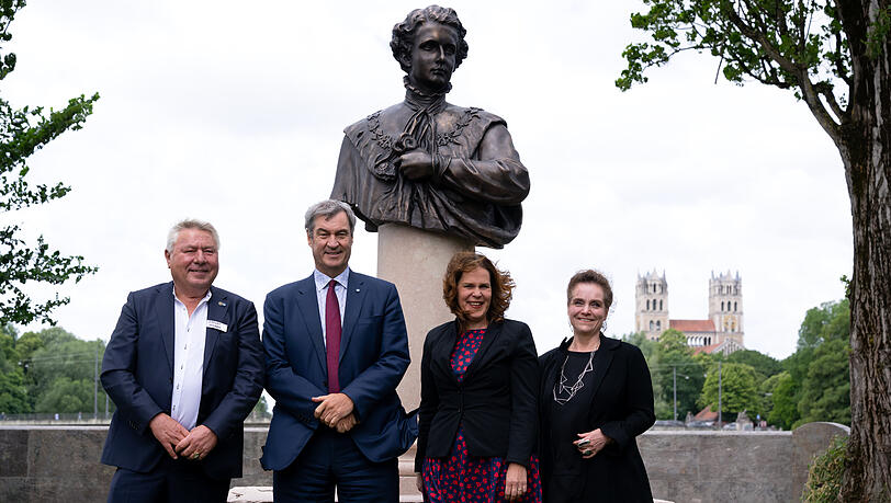 Dietmar Holzapfel (l.), Denkmal-Initiator und Wirt der "Deutschen Eiche", Markus S&ouml;der (CSU), Ministerpr&auml;sident von Bayern, Verena Dietl (SPD), dritte B&uuml;rgermeisterin der Stadt M&uuml;nchen, und Jeanne-Marie Ehbauer, Baurefertin der Stadt M&uuml;nchen, nehmen an der Corneliusbr&uuml;cke an der Enth&uuml;llung des neue Ludwig II.-Denkmals teil.