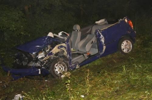 Der völlig zerstörte VW Polo der toten Frau - das Dach wurde abgeflext.