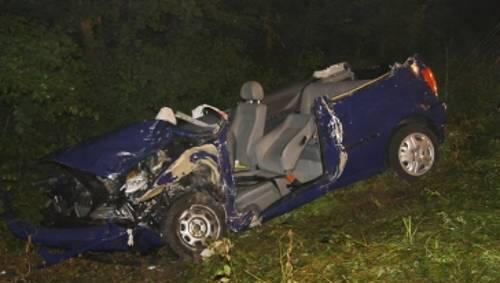 Der völlig zerstörte VW Polo der toten Frau - das Dach wurde abgeflext. Der völlig zerstörte VW Polo der toten Frau - das Dach wurde abgeflext.