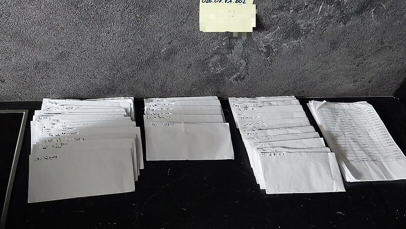 Bei Durchsuchungen fanden Fahnder Geldscheine in Briefumschl&auml;gen einsortiert - bereit zur Auszahlung an die Arbeitnehmerinnen und Arbeitnehmer. (Handout)