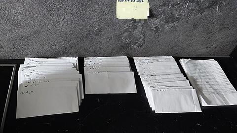 Bei Durchsuchungen fanden Fahnder Geldscheine in Briefumschl&auml;gen einsortiert - bereit zur Auszahlung an die Arbeitnehmerinnen und Arbeitnehmer. (Handout)