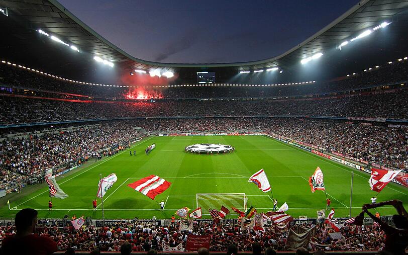 Fans in der Allianz-Arena: In den oberen Rängen haben Gastfans verbotene Pyrotechnik abgebrannt.