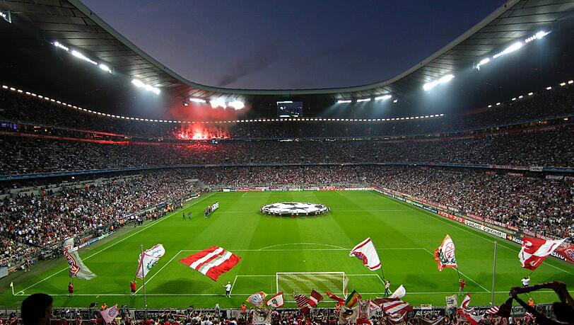 Fans in der Allianz-Arena: In den oberen Rängen haben Gastfans verbotene Pyrotechnik abgebrannt. Fans in der Allianz-Arena: In den oberen Rängen haben Gastfans verbotene Pyrotechnik abgebrannt.