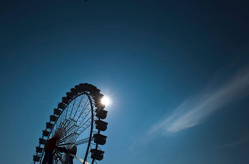 Blauer Himmel, Sonnenschein - und fast fertige Fahrgeschäfte: Elf Tage vor Wiesn-Beginn steigt die Vorfreude aus größte Volksfest der Welt.