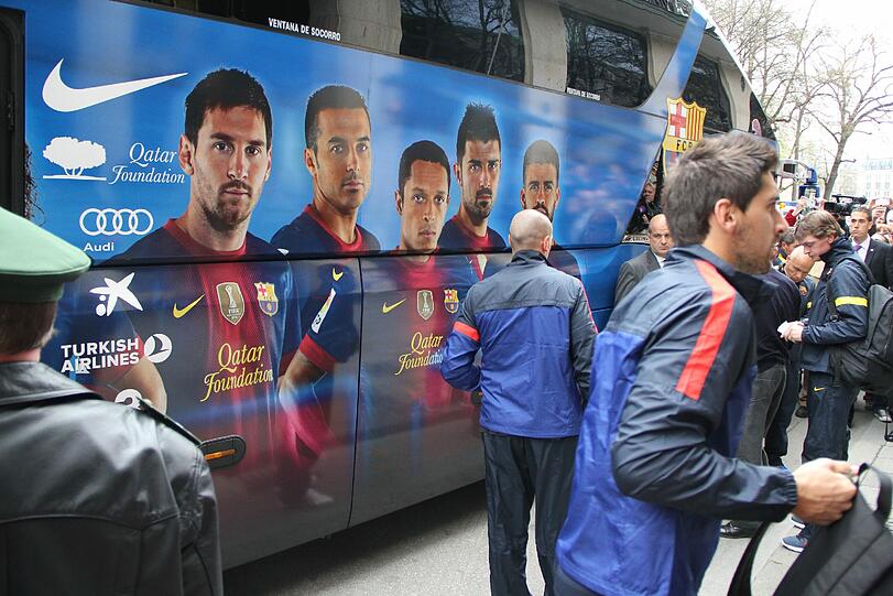Hier kommt der FC Barcelona in München am Bayerischen Hof an. Die Bilder