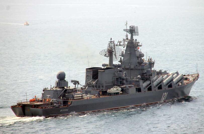 Der russische Lenkwaffenkreuzer "Moskwa" fährt am 07.09.2014 bei Istanbul durch den Bosporus ins Mittelmeer - auf dem Weg zu einem Manöver im Ärmelkanal.