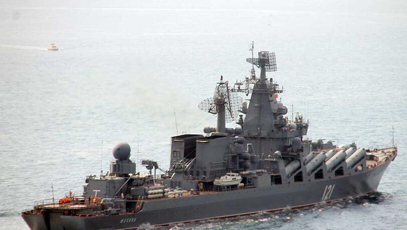 Der russische Lenkwaffenkreuzer "Moskwa" fährt am 07.09.2014 bei Istanbul durch den Bosporus ins Mittelmeer - auf dem Weg zu einem Manöver im Ärmelkanal. Der russische Lenkwaffenkreuzer "Moskwa" fährt am 07.09.2014 bei Istanbul durch den Bosporus ins Mittelmeer - auf dem Weg zu einem Manöver im Ärmelkanal.