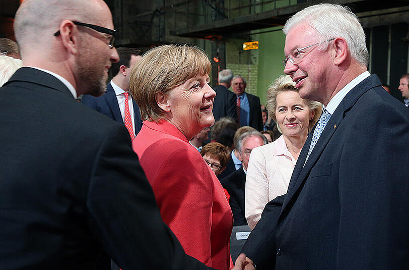 Bundeskanzlerin Merkel spricht mit CDU-Generalsekretär Peter Tauber (l) und dem früheren Ministerpräsidenten von Hessen, Roland Koch (r).