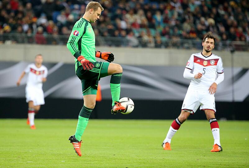 MANUEL NEUER:  NOTE 2.
Hatte viel mehr zu tun als der Torhüter sich hätte träumenlassen.  
Beim Volleyschuss von Kankava zum 1:1 (53.) machtlos. In der 60.  
Minute gegen Weltklasse &ndash; verhinderte das 1:2 durch Okriashvili mit  
tollem Reflex.