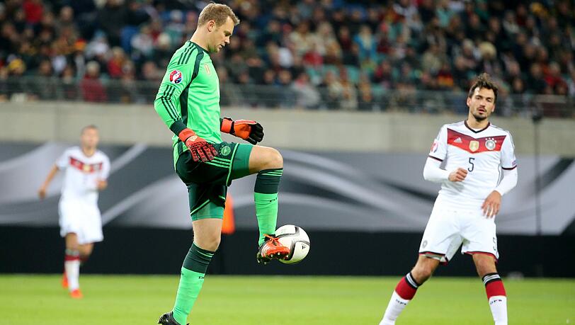 MANUEL NEUER: NOTE 2.
Hatte viel mehr zu tun als der Torhüter sich hätte träumenlassen.
Beim Volleyschuss von Kankava zum 1:1 (53.) machtlos. In der 60.
Minute gegen Weltklasse – verhinderte das 1:2 durch Okriashvili mit
tollem Reflex. MANUEL NEUER: NOTE 2.
Hatte viel mehr zu tun als der Torhüter sich hätte träumenlassen.
Beim Volleyschuss von Kankava zum 1:1 (53.) machtlos. In der 60.
Minute gegen Weltklasse – verhinderte das 1:2 durch Okriashvili mit
tollem Reflex.