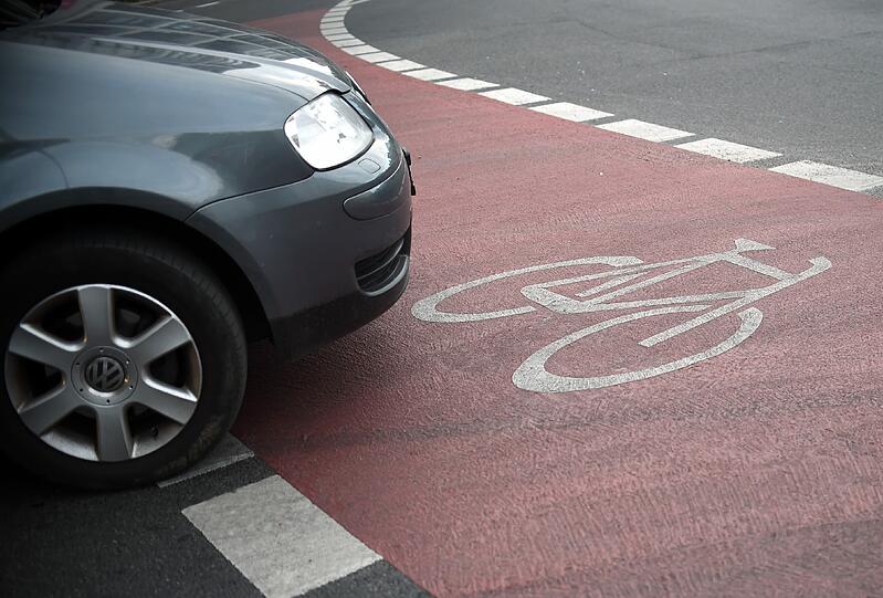 Auto oder Fahrrad - wer hat Vorfahrt? Offensichtlich falsch eingeschätzt hat die Situation ein Radfahrer in Pullach.