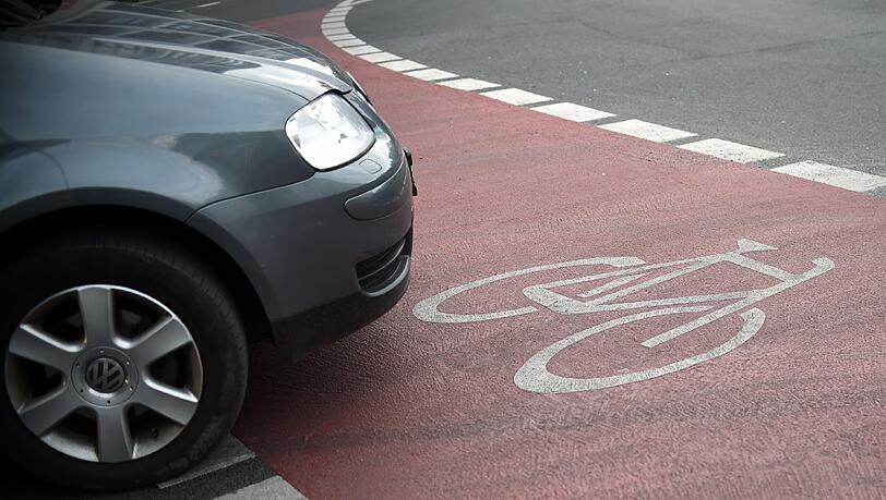 Auto oder Fahrrad - wer hat Vorfahrt? Offensichtlich falsch eingeschätzt hat die Situation ein Radfahrer in Pullach. Auto oder Fahrrad - wer hat Vorfahrt? Offensichtlich falsch eingeschätzt hat die Situation ein Radfahrer in Pullach.