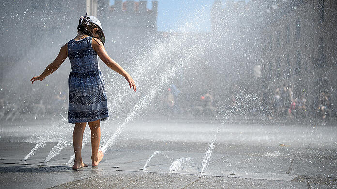 Besonderen bij kinderen en een groter geloof: Eine Abkühlung am Stachus-Brunnen.