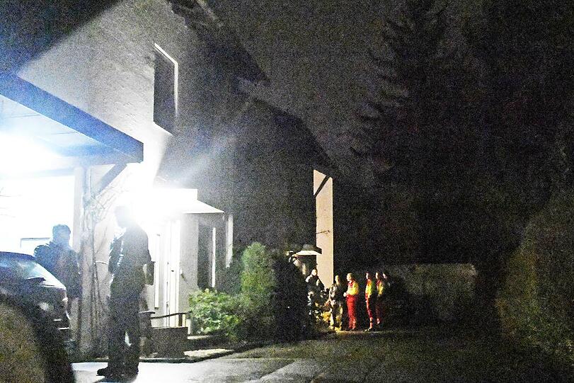 Bilder vom Mittwochabend: Einsatzkräfte von Polizei und Rettungsdienst vor dem Haus, in dem sich die Tat zugetragen hat.