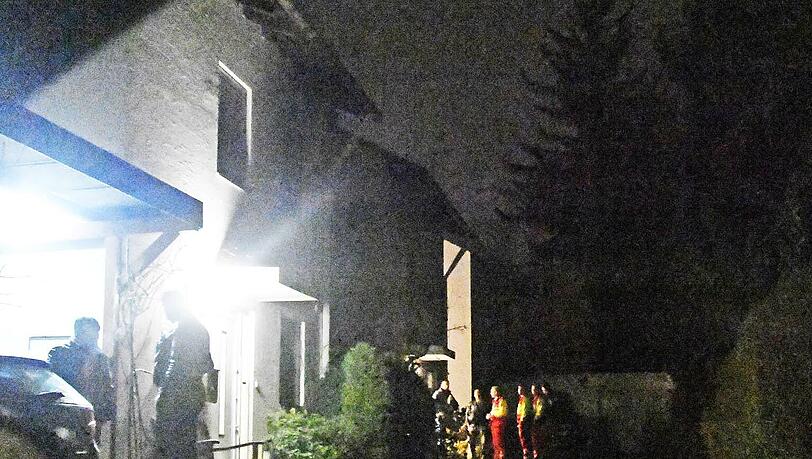 Bilder vom Mittwochabend: Einsatzkräfte von Polizei und Rettungsdienst vor dem Haus, in dem sich die Tat zugetragen hat.