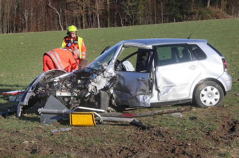 Am Karfreitag kam es zu einem Frontal-Crash auf der B12. 6 Menschen wurden verletzt, zwei von ihnen schwer.