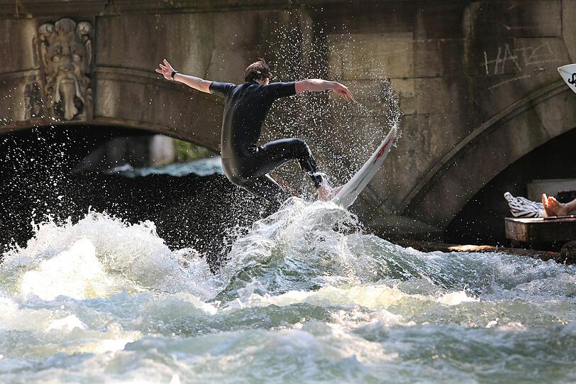 Artistische Einlage: Dieser Surfer scheint praktisch auf dem Wellenkamm zu stehen.