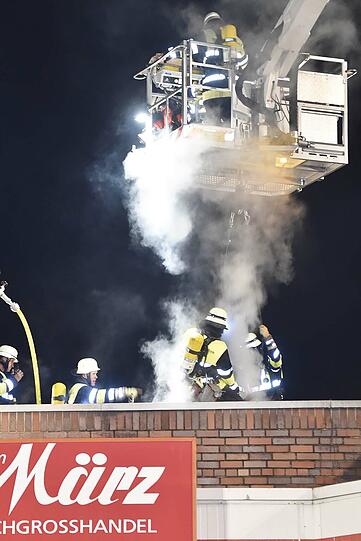 Um das Feuer zu löschen, muss die Feuerwehr das Dach der Schlachthof-Halle mit einer Spezialsäge  aufschneiden.