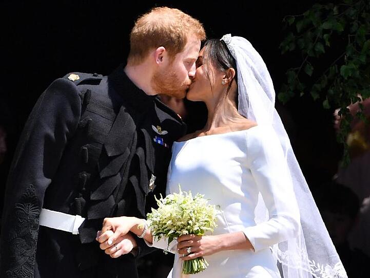 Prinz Harry und Meghan küssen sich nach ihrer Trauung vor der St.-George-Kapelle im Schloss Windsor.