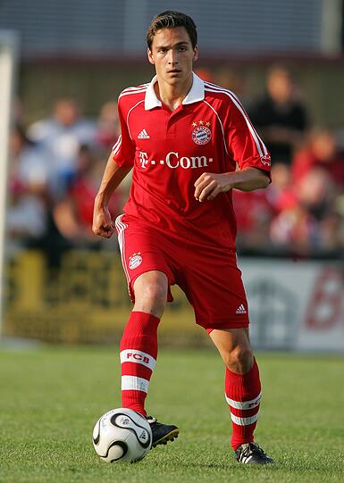 Mats Hummels wurde zwischen 1995 und 2006 in der Bayern-Jugend ausgebildet, in der Saison 2006/07 spielte er in der zweiten Mannschaft unter Gerland. Nach seinem Wechsel zu Borussia Dortmund legte er eine Weltkarriere hin und gewann unter anderem sechs Mal die deutsche Meisterschaft, drei Mal den DFB-Pokal sowie 2014 die Weltmeisterschaft in Brasilien.