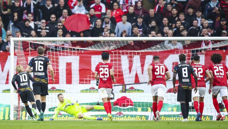 Emil Forsberg (l) sorgt per Strafstoß für die Leipziger Führung.