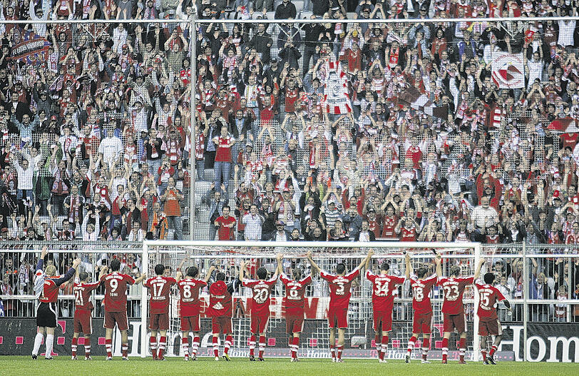Bayern-Welle vor der Südkurve in der Allianz Arena