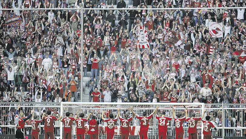 Bayern-Welle vor der Südkurve in der Allianz Arena Bayern-Welle vor der Südkurve in der Allianz Arena