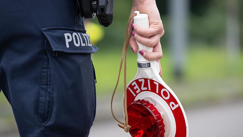Bis Silvester ist es noch etwas hin - doch Bundespolizisten haben bereits ein Paket mit illegalen Böllern entdeckt. (Archivbild)