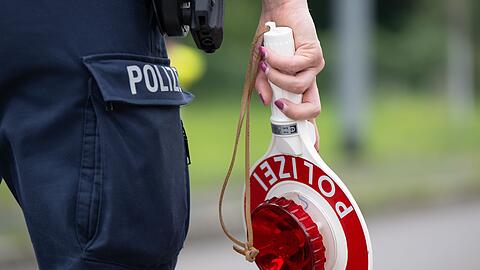 Bis Silvester ist es noch etwas hin - doch Bundespolizisten haben bereits ein Paket mit illegalen Böllern entdeckt. (Archivbild)