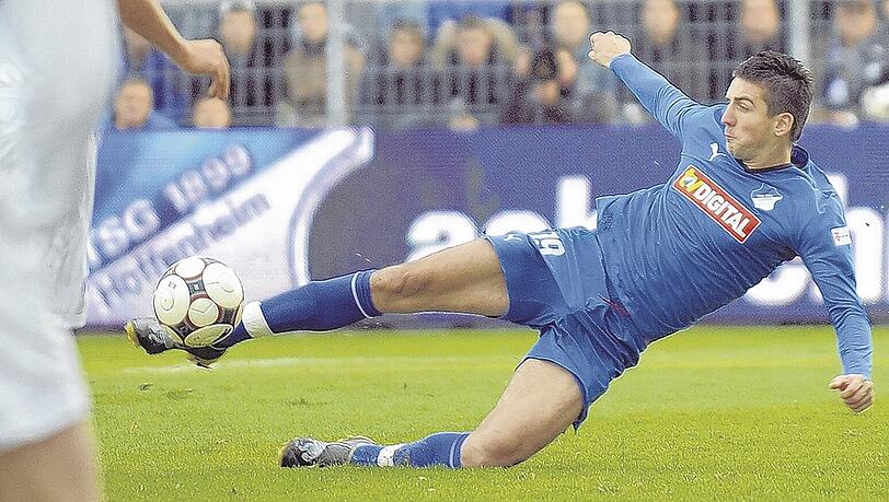 Vedad Ibisevic erinnert beim Toreschießen – hier sein 1:0 gegen Bielefeld – ein bisschen an Gerd Müller. Ob Franz Beckenbauer ihn deshalb zu Bayern holen will? Vedad Ibisevic erinnert beim Toreschießen – hier sein 1:0 gegen Bielefeld – ein bisschen an Gerd Müller. Ob Franz Beckenbauer ihn deshalb zu Bayern holen will?