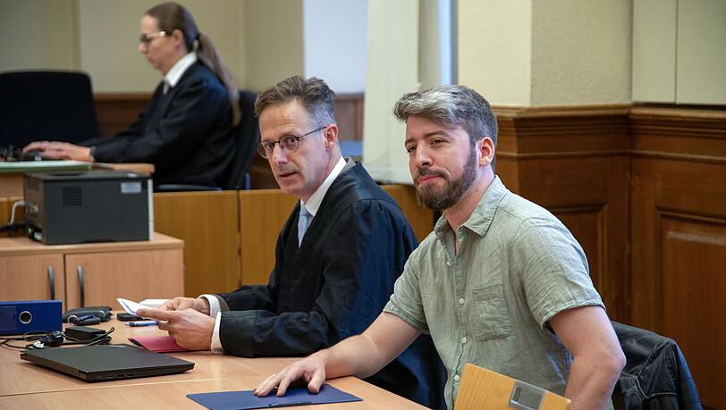 Der 38-Jährige sagte, er habe mit seinem friedlichen Protest ein Zeichen gegen den gesetzlich beschlossenen Atomausstieg setzen wollen.
