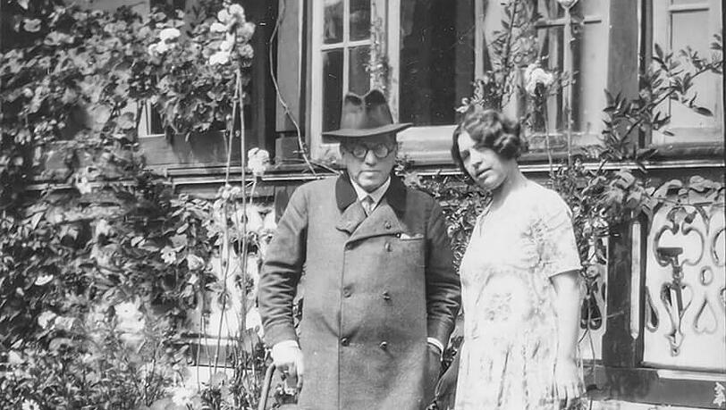 Hugo Helbing und seine Frau Lydia vor ihrer Villa in Grainau.
