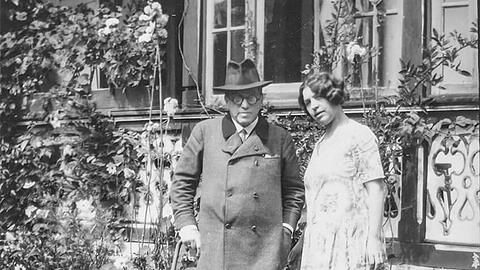 Hugo Helbing und seine Frau Lydia vor ihrer Villa in Grainau.