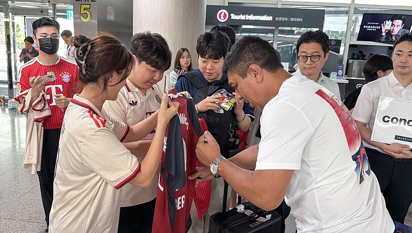 Der fr&uuml;here Bayern-Profi Giovane Elber gibt Autogramme am Flughafen.