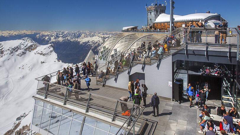 Die Aussichtsterrasse auf dem Zugspitzgipfel (2962 Meter). Die Aussichtsterrasse auf dem Zugspitzgipfel (2962 Meter).