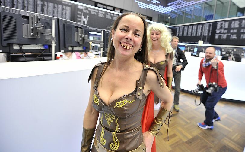 Beim traditionellen Börsenfasching am Faschingsdienstag kommen die Händler kostümiert auf das Börsenparket.