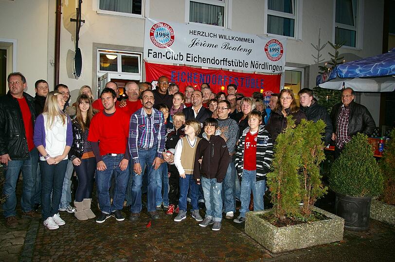 Weihnachtsüberraschung: Die Bayern-Stars Rafinha, Badstuber, Kroos, Boateng & Co. waren am Wochenende bei zahlreichen Fanklubs zu Besuch - und als Präsent hatten sie nach dem 4:1-Sieg gegen Werder Bremen sogar die Tabellenführung im Gepäck: Die Bilder.