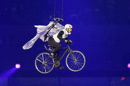 Die Feuerwerke funkelten, die Show faszinierte und ganz London war in Aufruhr: Am Freitagabend wurden die Olympischen Spiele 2012 mit viel Bombast eröffnet.