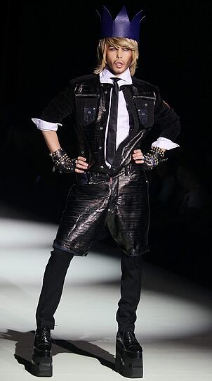 In Moskau findet vom 24. - 28. Oktober die Volvo Fashion Week statt. Schöne Frauen, schrille Outfits und jede Menge Glamour. Die Bilder von der Fahsion Week.