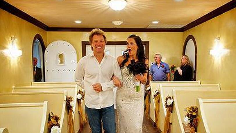 Der Traum eines jeden Fans: Jon Bon Jovi als Begleitung beim Gang zum Altar Der Traum eines jeden Fans: Jon Bon Jovi als Begleitung beim Gang zum Altar