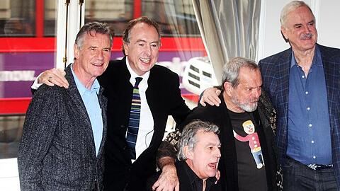 Michael Palin, Eric Idle, Terry Jones, Carol Cleveland,Terry Gilliam und John Cleese bei der Pressekonferenz in London